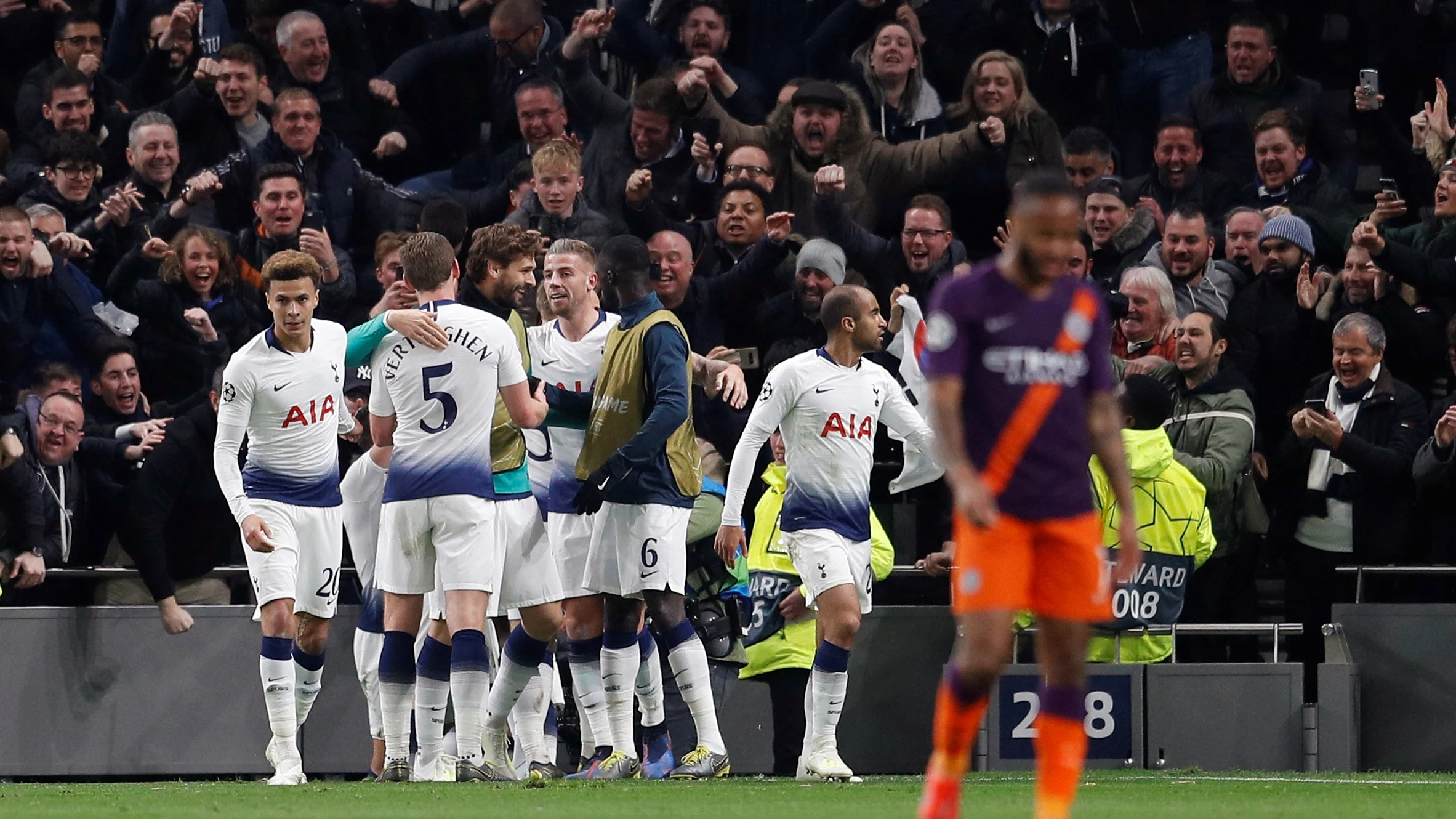 Son, felicitado por sus compañeros tras marcar ante el City Son, felicitado por sus compañeros tras marcar ante el City