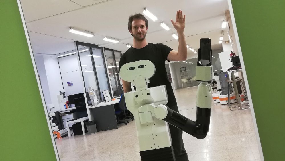 Pablo Lanillos junto a Tiago, un robot de sólo un brazo que, a diferencia de otros humanoides, es capaz de reconocer su propio cuerpo frente a un espejo