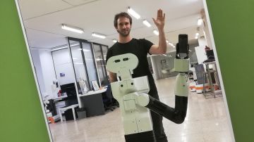 Pablo Lanillos junto a Tiago, un robot de sólo un brazo que, a diferencia de otros humanoides, es capaz de reconocer su propio cuerpo frente a un espejo