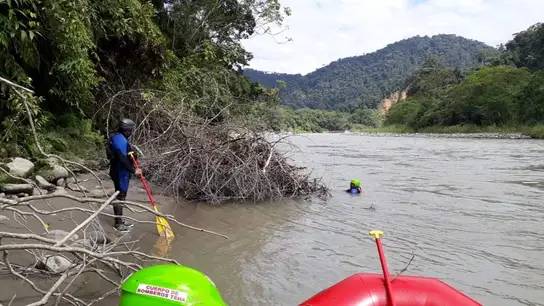 Labores de rescate en el río de Tena en Ecuador Labores de rescate en el río de Tena en Ecuador