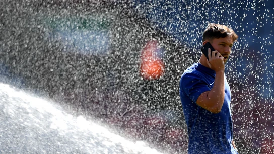 Drinkwater hablando por el móvil Drinkwater hablando por el móvil