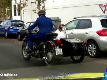 La imagen que arrasa en redes sociales: multan a una pareja por ir a su boda con la ITV de la motocicleta caducada La imagen que arrasa en redes sociales: multan a una pareja por ir a su boda con la ITV de la motocicleta caducada