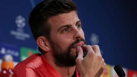 Gerard Piqué responde a los periodistas en Old Trafford Gerard Piqué responde a los periodistas en Old Trafford