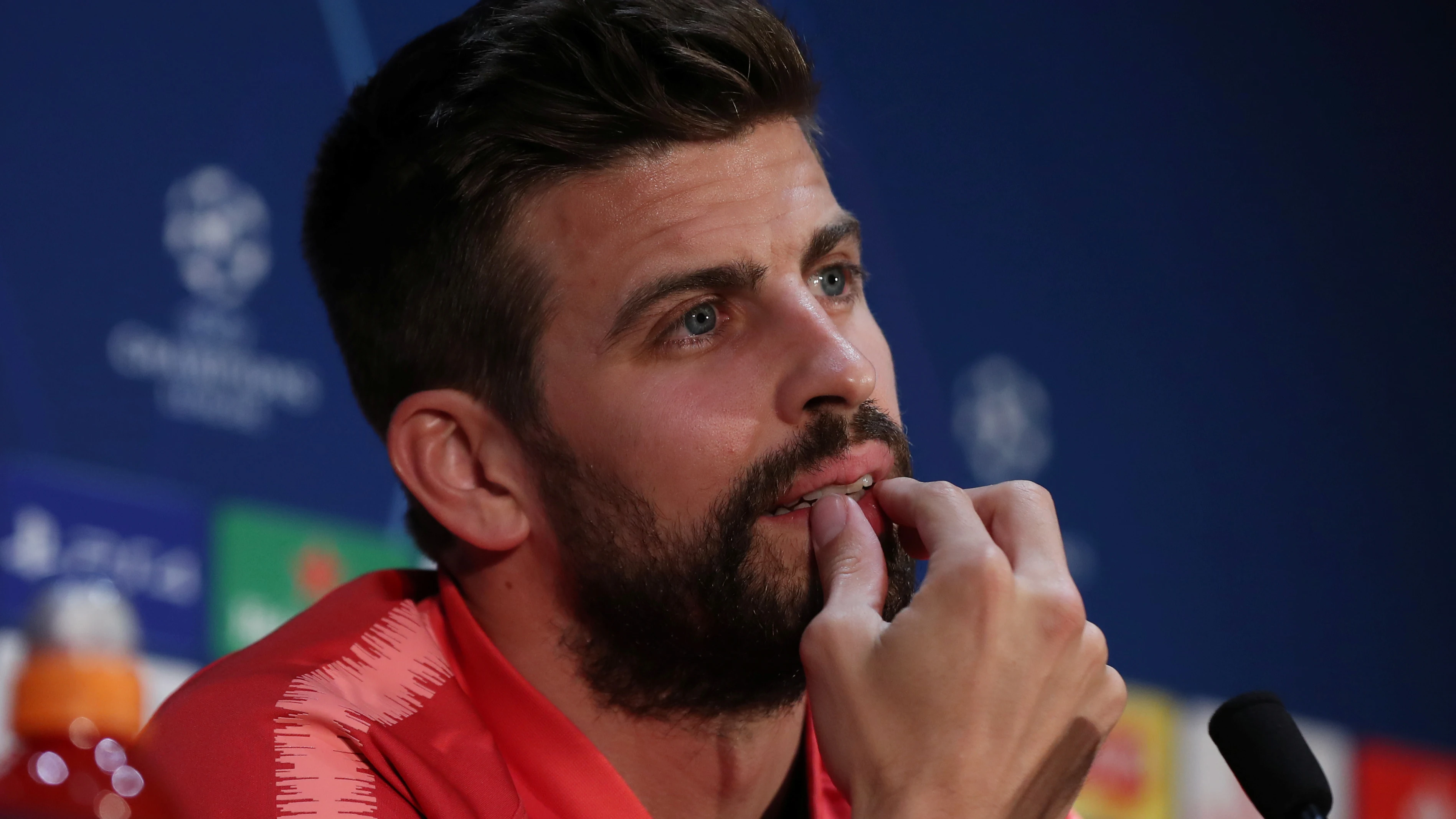 Gerard Piqué responde a los periodistas en Old Trafford