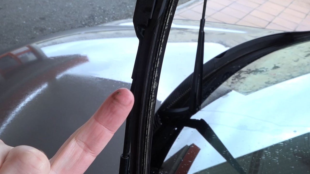 ¿Suenan las escobillas de tu coche? Con este truco no hace falta que las cambies 13 Merca2.es 5. Aplicación de vaselina