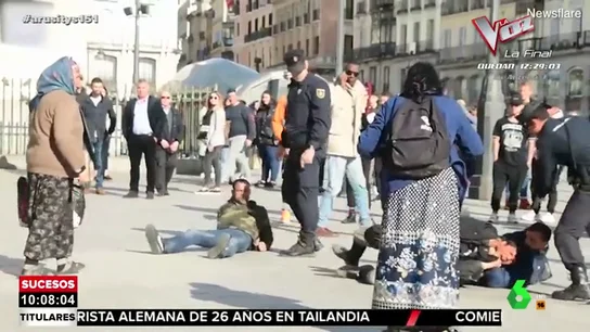 VÍDEO REEMPLAZO | La brutal patada de un policía para disolver una pelea en la Puerta del Sol VÍDEO REEMPLAZO | La brutal patada de un policía para disolver una pelea en la Puerta del Sol
