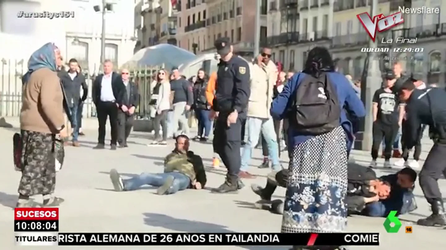 VÍDEO REEMPLAZO | La brutal patada de un policía para disolver una pelea en la Puerta del Sol VÍDEO REEMPLAZO | La brutal patada de un policía para disolver una pelea en la Puerta del Sol