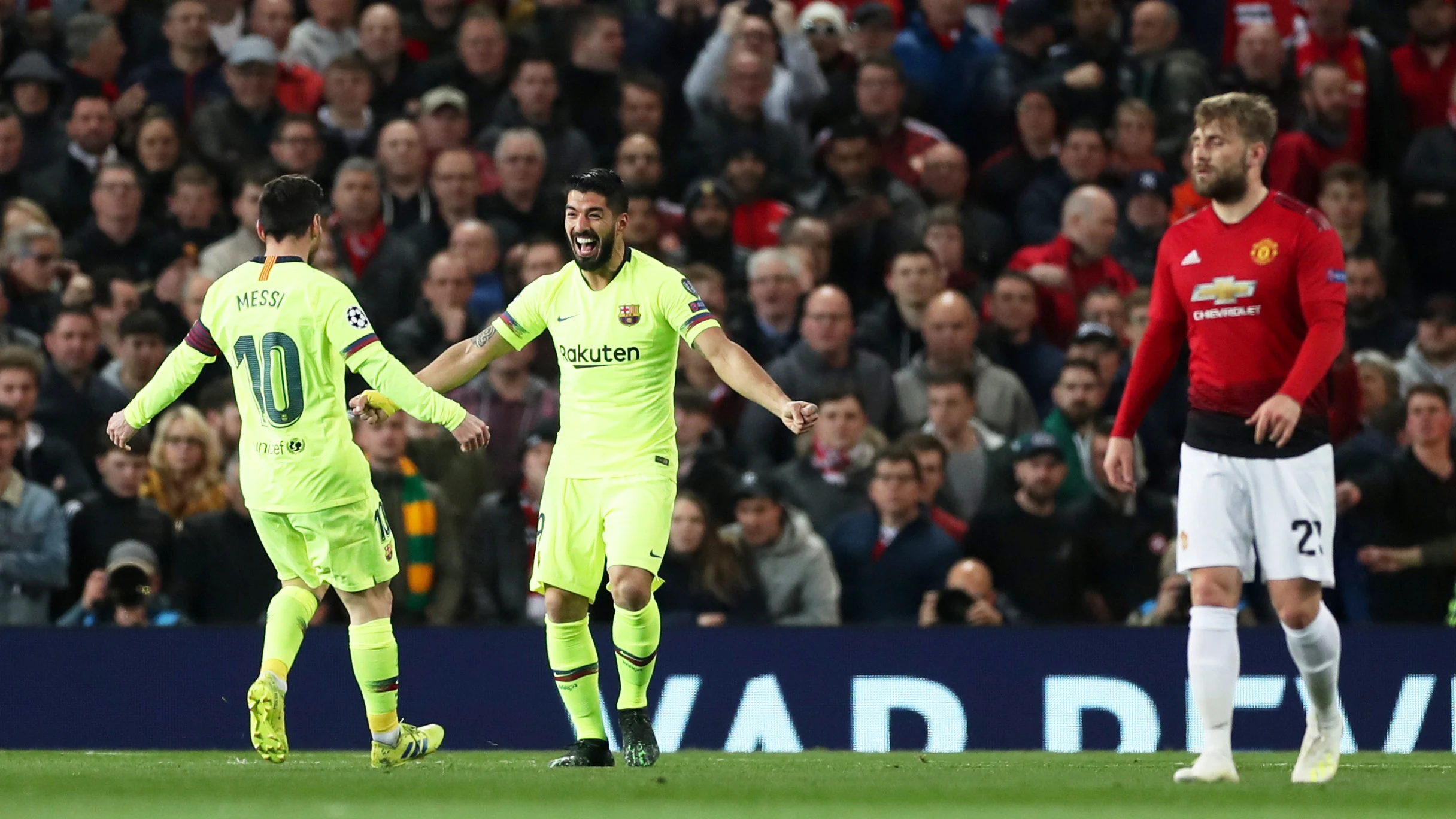 Luis Suarez y Messi celebran el 0-1 en Old Trafford