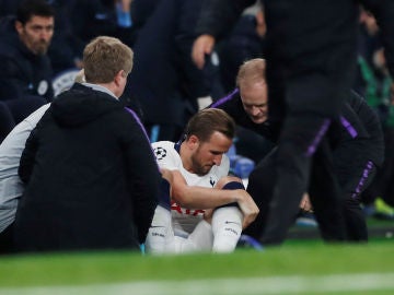 Kane se duele tras la entrada de Delph Kane se duele tras la entrada de Delph