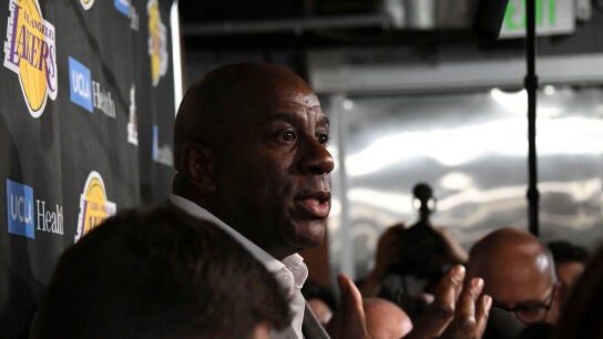 Magic Johnson atiende a los medios de comunicaci&oacute;n
