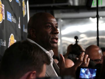 Magic Johnson atiende a los medios de comunicación Magic Johnson atiende a los medios de comunicación