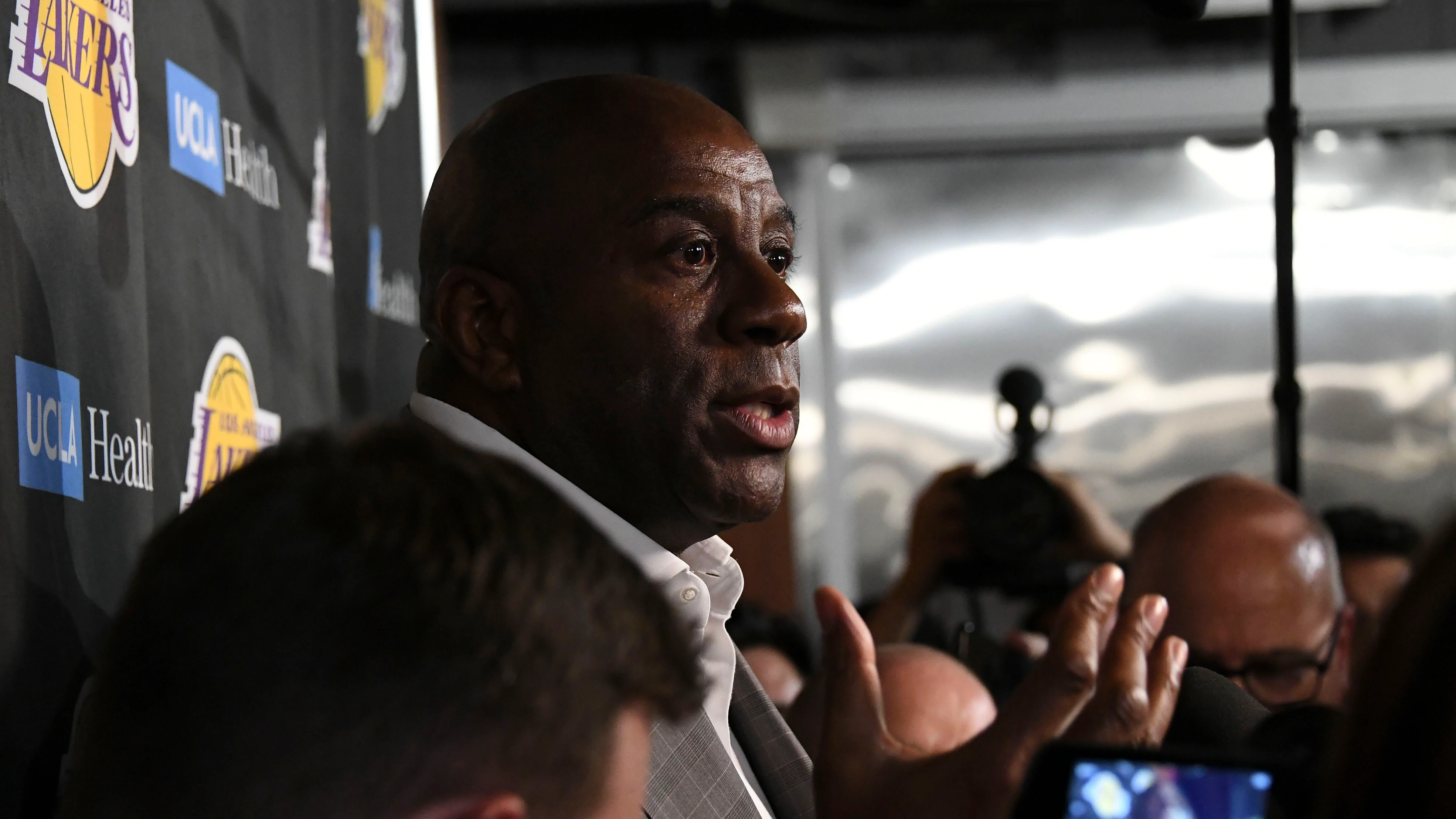 Magic Johnson atiende a los medios de comunicación