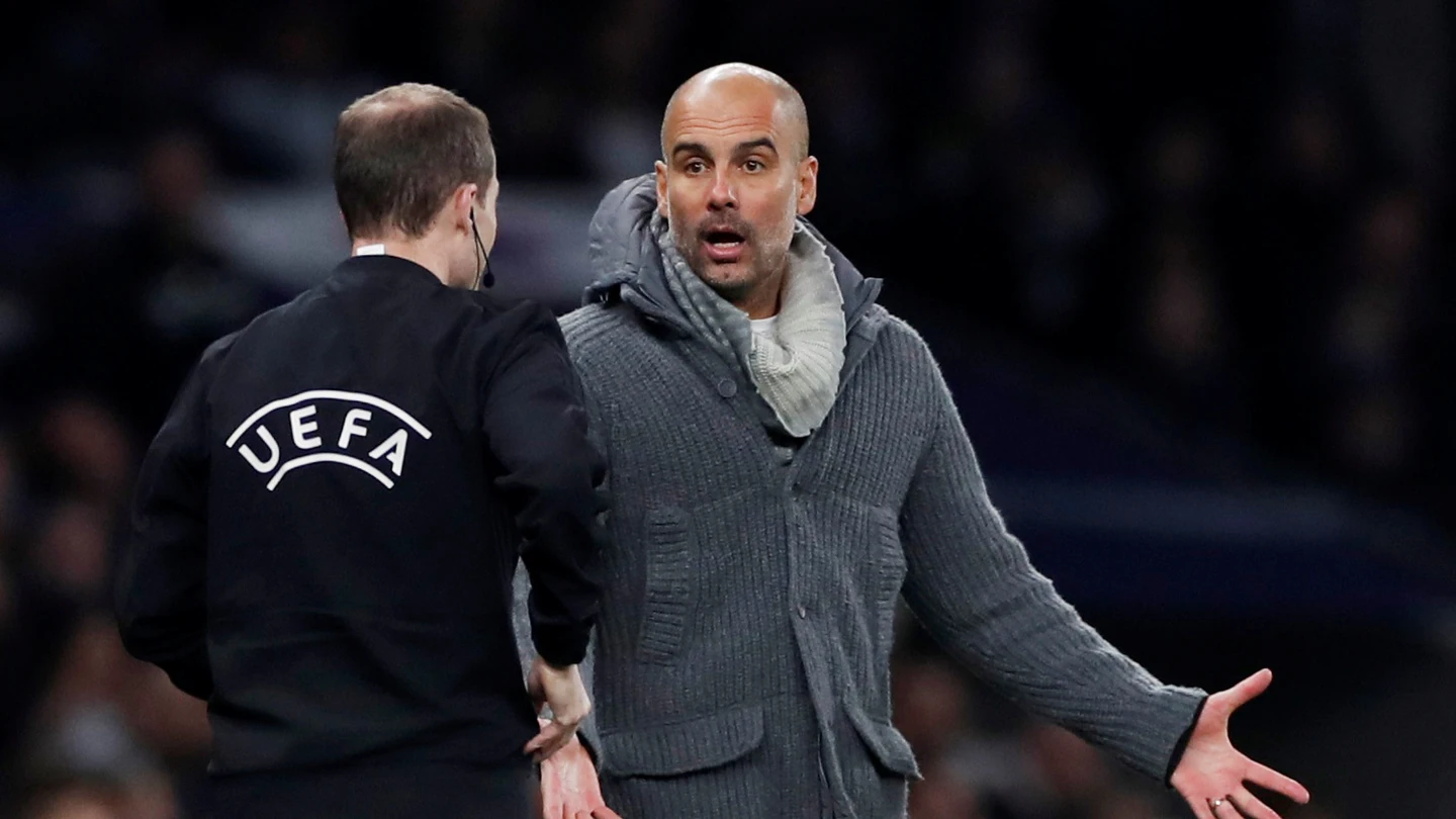 Guardiola comenta una acción con el cuarto árbitro Guardiola comenta una acción con el cuarto árbitro