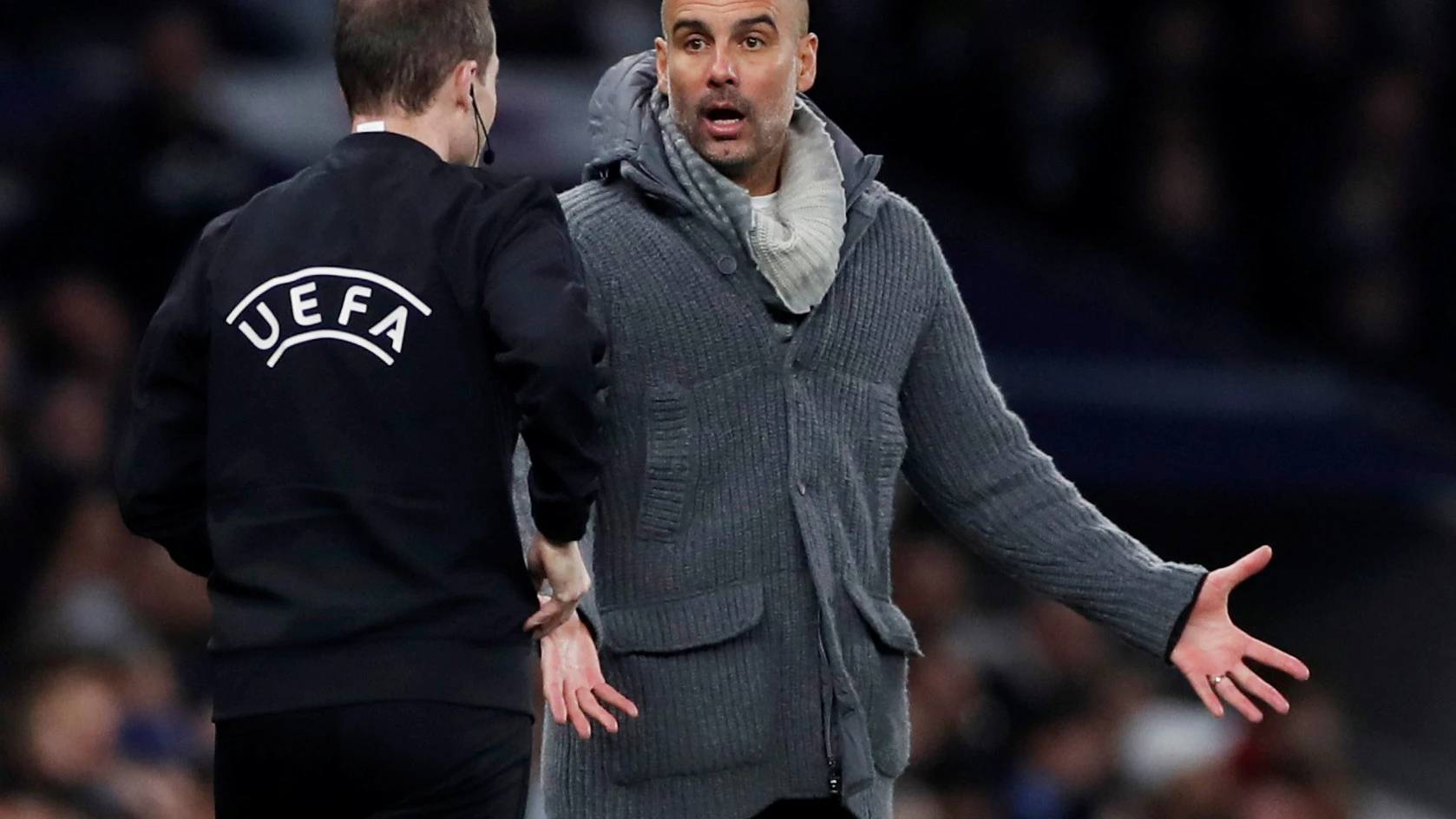 Guardiola comenta una acción con el cuarto árbitro Guardiola comenta una acción con el cuarto árbitro