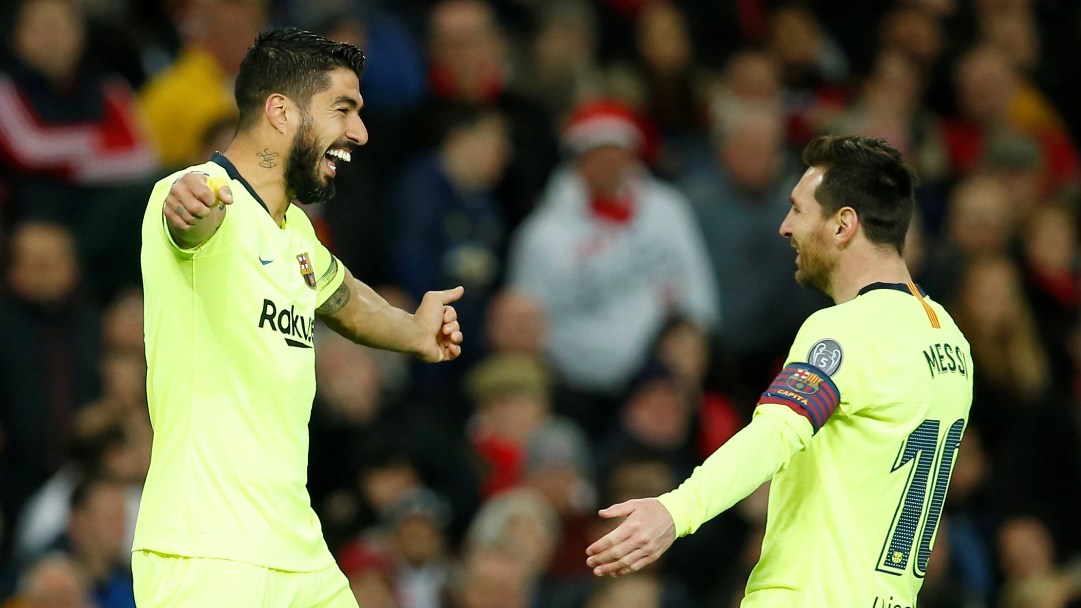 Luis Suárez y Leo Messi celebran un gol en Old Trafford