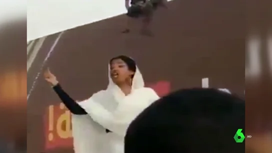 Alaa Salah vestida de blanco, símbolo de la revolución en Sudán. MUJERES SUDAN