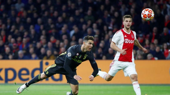 Cristiano Ronaldo remata de cabeza en su gol