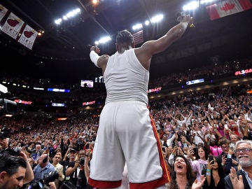 Dwyane Wade se despide de la afición de Miami Dwyane Wade se despide de la afición de Miami