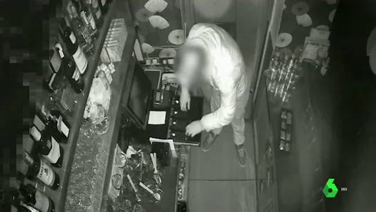 Detienen a un ladrón que rompía escaparates con tapas de alcantarilla Detienen a un ladrón que rompía escaparates con tapas de alcantarilla
