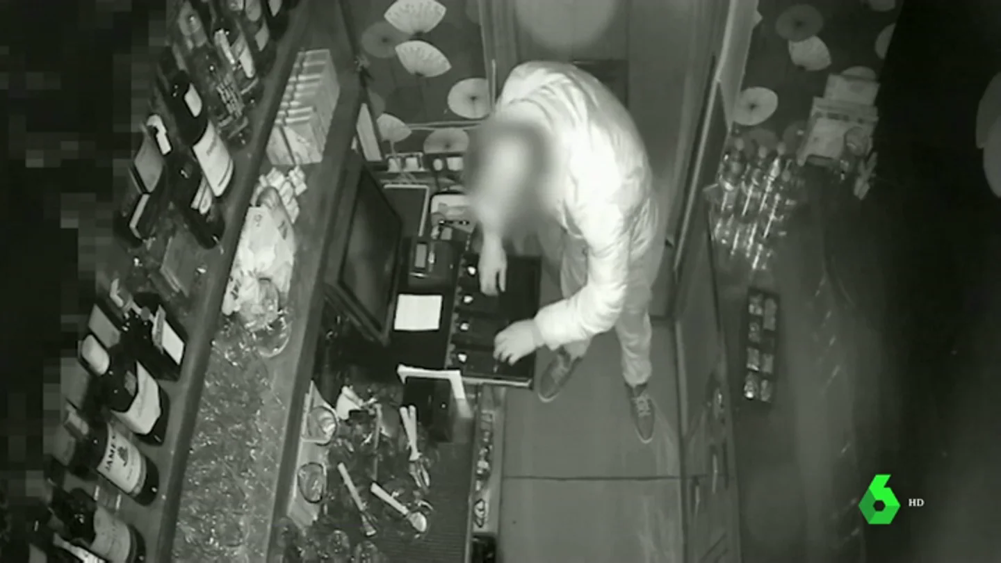 Detienen a un ladrón que rompía escaparates con tapas de alcantarilla Detienen a un ladrón que rompía escaparates con tapas de alcantarilla