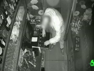Detienen a un ladrón que rompía escaparates con tapas de alcantarilla Detienen a un ladrón que rompía escaparates con tapas de alcantarilla