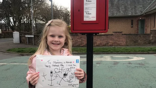 Ella Lennon, junto al dibujo que envió a su madre Ella Lennon, junto al dibujo que envió a su madre
