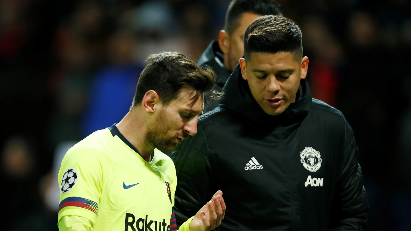 Leo Messi, atendido tras el golpe de Smalling Leo Messi, atendido tras el golpe de Smalling