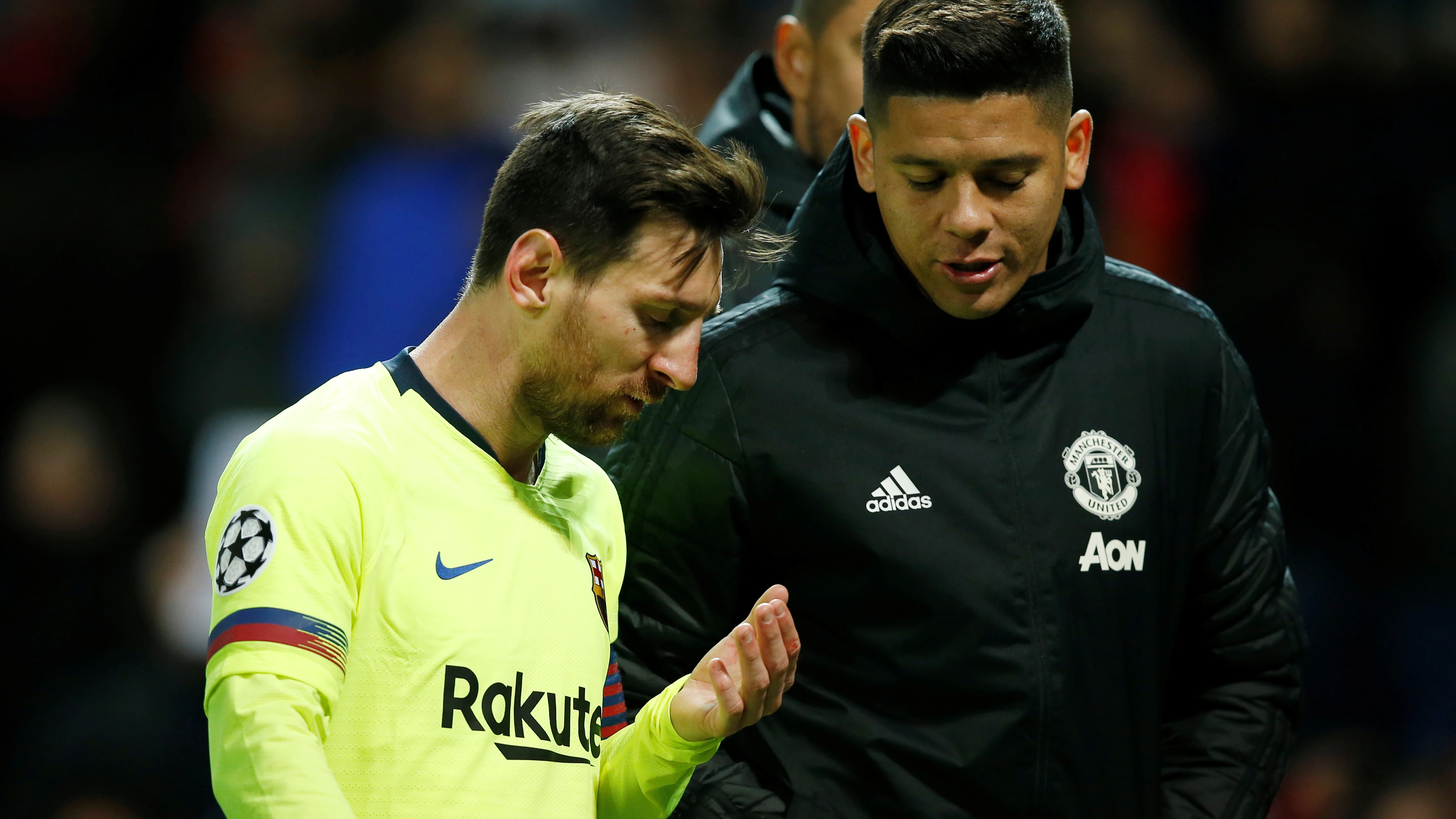 Leo Messi, atendido tras el golpe de Smalling