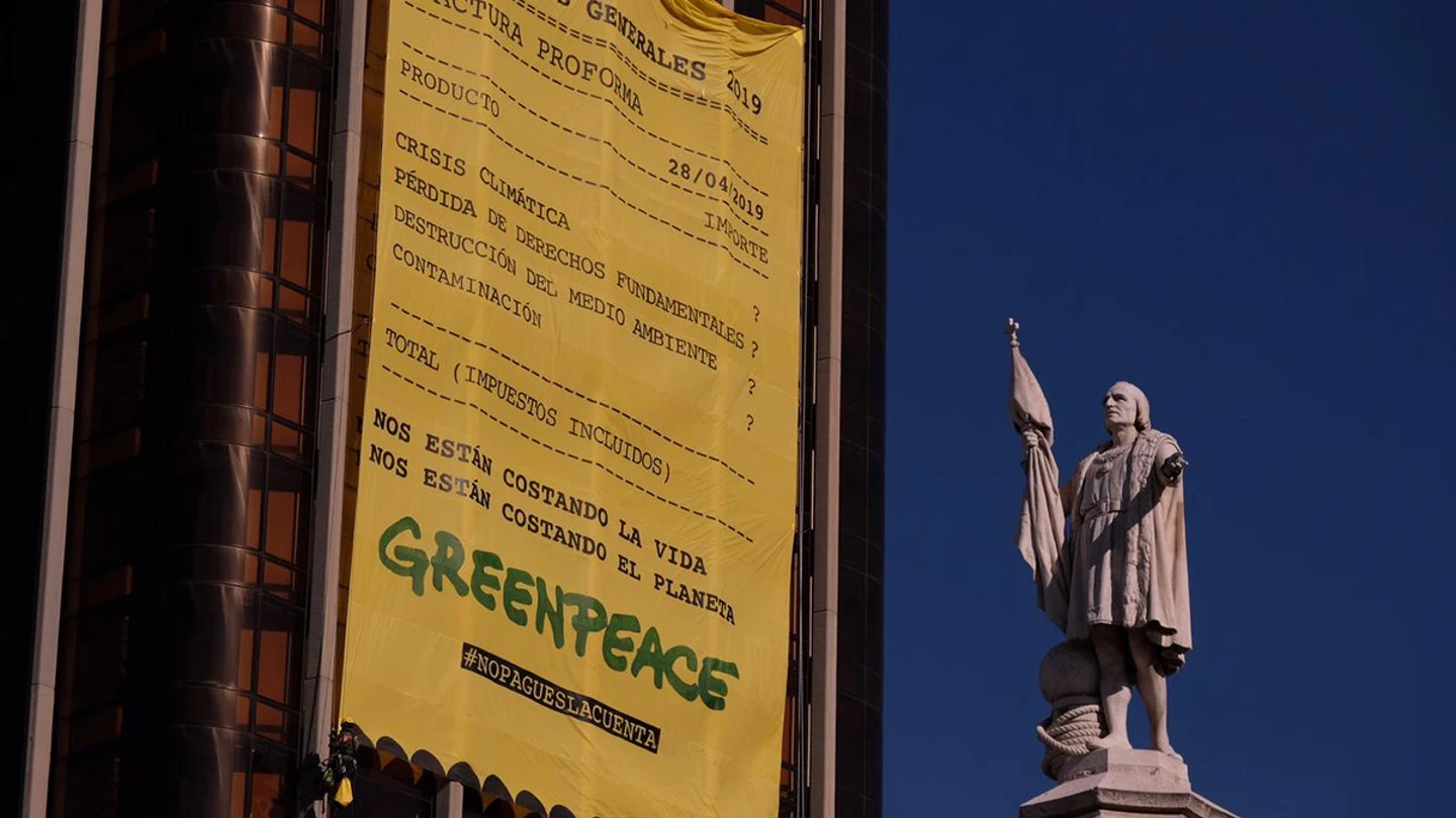 Pancarta desplegada por Greenpeace en Colón Pancarta desplegada por Greenpeace en Colón