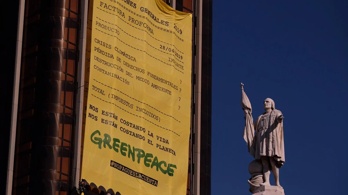 Pancarta desplegada por Greenpeace en Colón