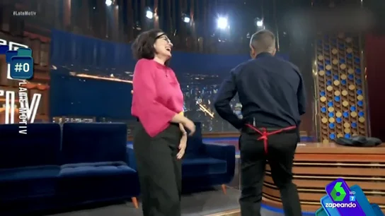 La divertida felicitación de Buenafuente a Silvia Abril por sus cumpleaños (con baile incluido) La divertida felicitación de Buenafuente a Silvia Abril por sus cumpleaños (con baile incluido)