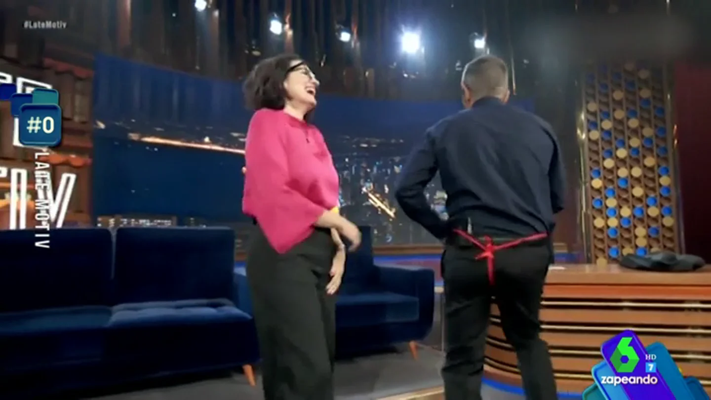 La divertida felicitación de Buenafuente a Silvia Abril por sus cumpleaños (con baile incluido) La divertida felicitación de Buenafuente a Silvia Abril por sus cumpleaños (con baile incluido)