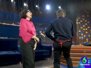 La divertida felicitación de Buenafuente a Silvia Abril por sus cumpleaños (con baile incluido) La divertida felicitación de Buenafuente a Silvia Abril por sus cumpleaños (con baile incluido)