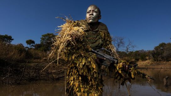 Petronella Chigumbura, una guardabosques que persigue a cazadores furtivos en el parque natural de Phundundu, Zimbabue.