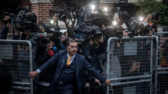 Un hombre intenta detener a la prensa cuando llega al Consulado de Estambul tras la desaparición del periodista Jamal Khashoggi Un hombre intenta detener a la prensa cuando llega al Consulado de Estambul tras la desaparición del periodista Jamal Khashoggi