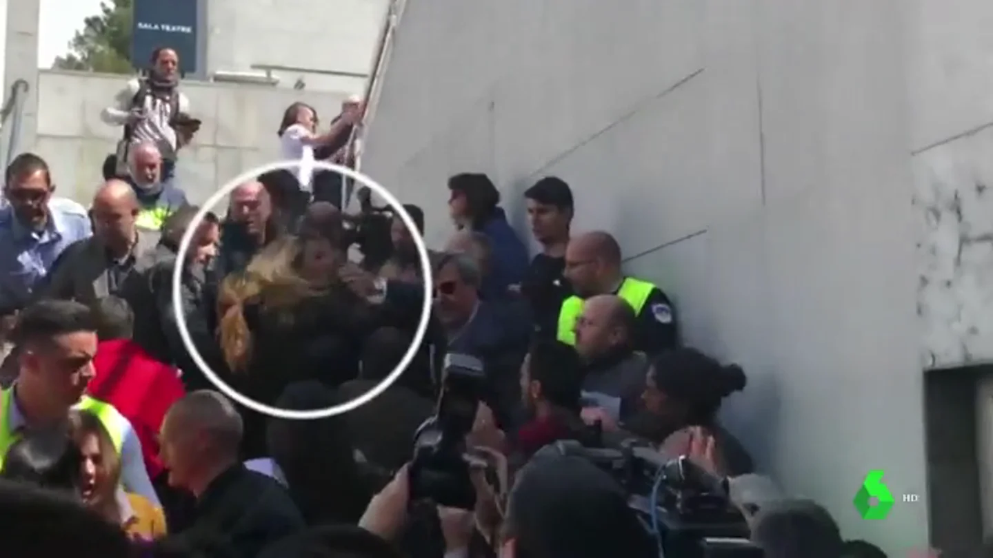 VÍDEO REEMPLAZO | Estudiantes intentan boicotear un acto de Álvarez de Toledo (PP) en la Universidad Autónoma de Barcelona VÍDEO REEMPLAZO | Estudiantes intentan boicotear un acto de Álvarez de Toledo (PP) en la Universidad Autónoma de Barcelona