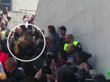 VÍDEO REEMPLAZO | Estudiantes intentan boicotear un acto de Álvarez de Toledo (PP) en la Universidad Autónoma de Barcelona VÍDEO REEMPLAZO | Estudiantes intentan boicotear un acto de Álvarez de Toledo (PP) en la Universidad Autónoma de Barcelona