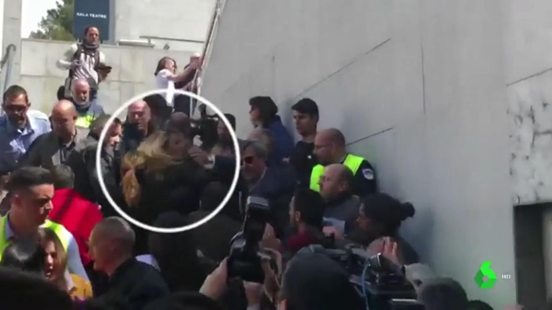 VÍDEO REEMPLAZO | Estudiantes intentan boicotear un acto de Álvarez de Toledo (PP) en la Universidad Autónoma de Barcelona