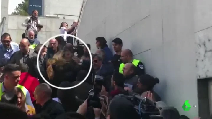 VÍDEO REEMPLAZO | Estudiantes intentan boicotear un acto de Álvarez de Toledo (PP) en la Universidad Autónoma de Barcelona VÍDEO REEMPLAZO | Estudiantes intentan boicotear un acto de Álvarez de Toledo (PP) en la Universidad Autónoma de Barcelona
