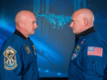 Los hermanos Kelly en el Centro Espacial Johnson