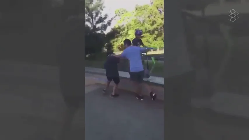 El polémico vídeo de un padre agrediendo a los abusones de su hijo en un skatepark en Australia