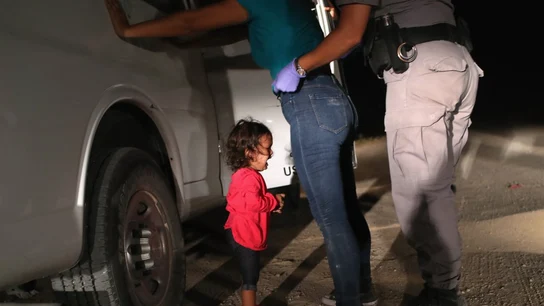 Yana, hondureña, llora mientras cachean a su madre, Sandra Sánchez en la frontera de Estados Unidos Yana, hondureña, llora mientras cachean a su madre, Sandra Sánchez en la frontera de Estados Unidos
