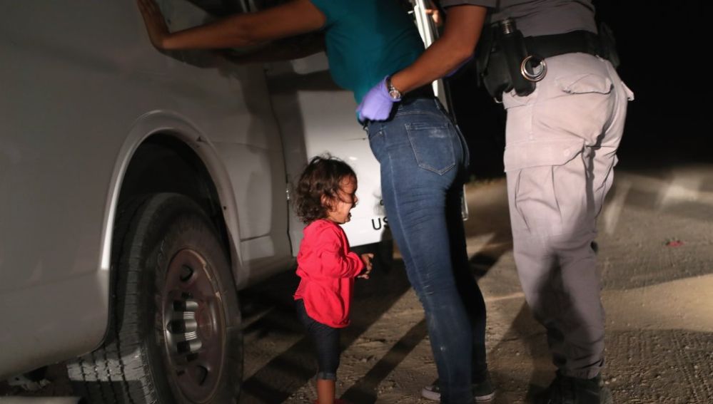 Yana, hondureña, llora mientras cachean a su madre, Sandra Sánchez en la frontera de Estados Unidos
