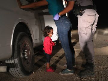 Yana, hondureña, llora mientras cachean a su madre, Sandra Sánchez en la frontera de Estados Unidos Yana, hondureña, llora mientras cachean a su madre, Sandra Sánchez en la frontera de Estados Unidos