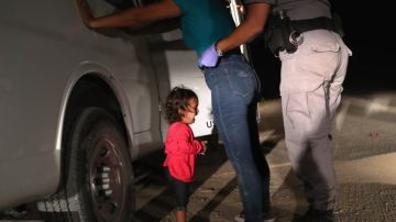 Yana, hondureña, llora mientras cachean a su madre, Sandra Sánchez en la frontera de Estados Unidos