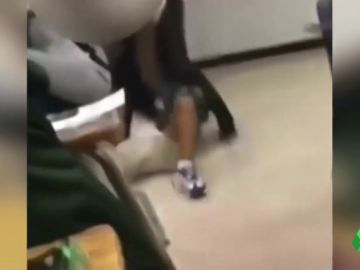Brutal 'placaje' del subdirector de un instituto a una niña de 13 años en Florida Brutal 'placaje' del subdirector de un instituto a una niña de 13 años en Florida
