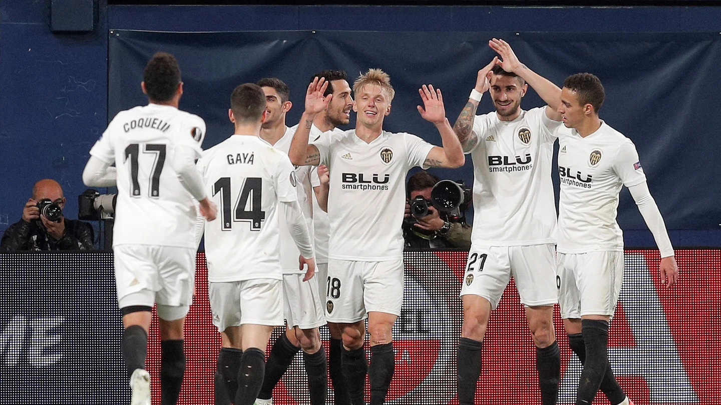 Los jugadores del Valencia celebran el 1-2 en el Estadio de la Cerámica Los jugadores del Valencia celebran el 1-2 en el Estadio de la Cerámica