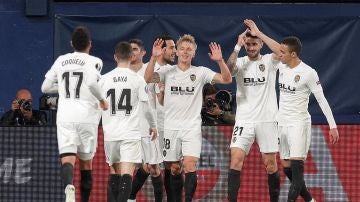 Los jugadores del Valencia celebran el 1-2 en el Estadio de la Cerámica