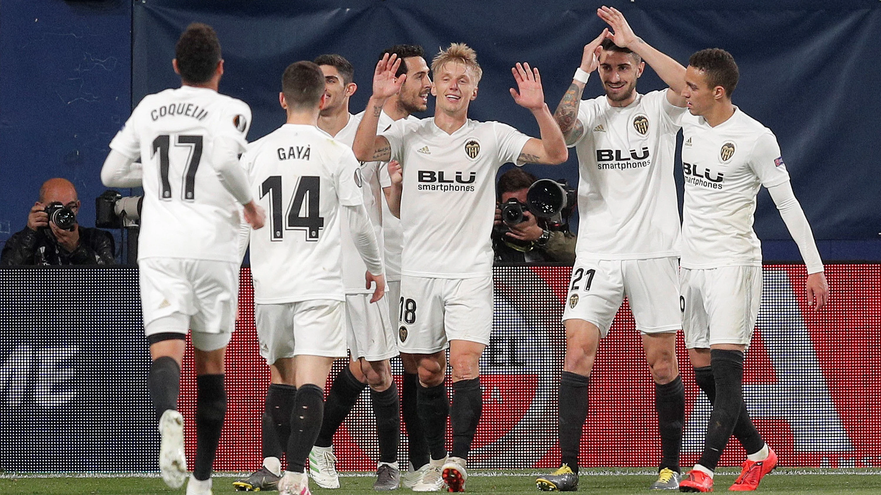 Los jugadores del Valencia celebran el 1-2 en el Estadio de la Cerámica