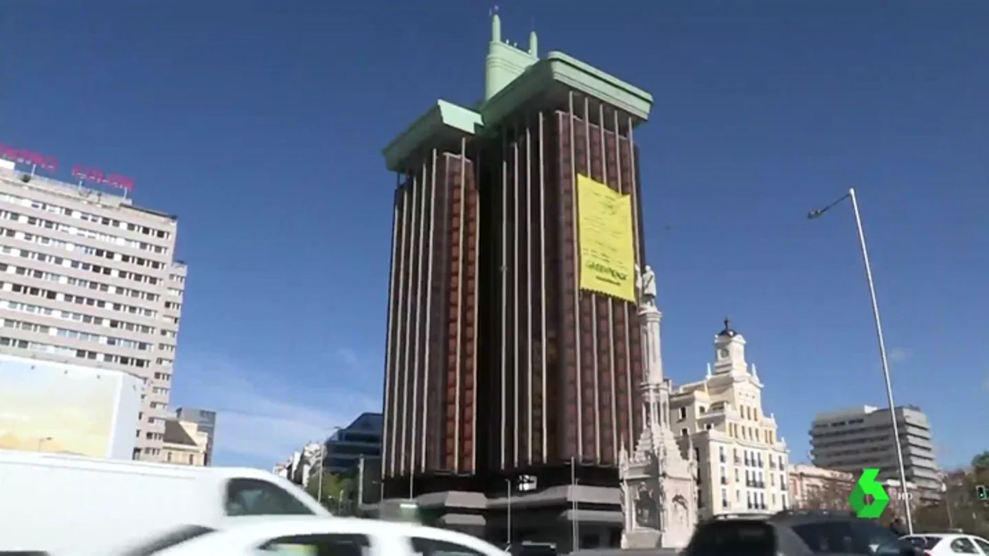 Greenpeace despliega una enorme pancarta en Madrid para exigir acciones políticas que protejan al medio ambiente Greenpeace despliega una enorme pancarta en Madrid para exigir acciones políticas que protejan al medio ambiente